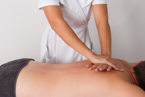 Il paziente alla fisioterapia ottiene massaggio o drenaggio linfatico
 - Foto, immagini