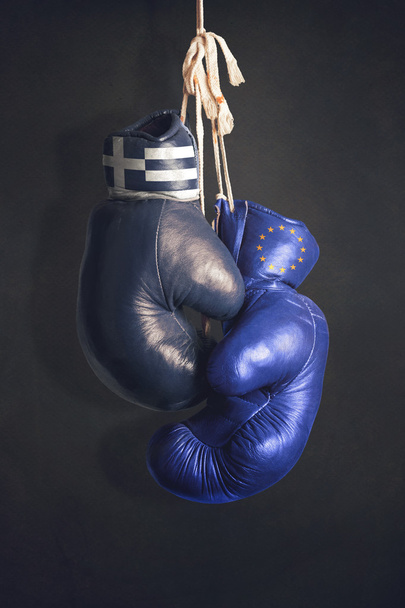 Боксерські рукавички як символ Греції проти ЄС - Фото, зображення