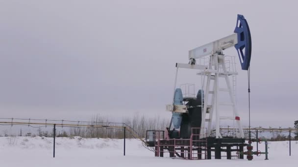 石油およびガス産業。油ポンプ ジャック オイル フィールドでの作業. - 映像、動画