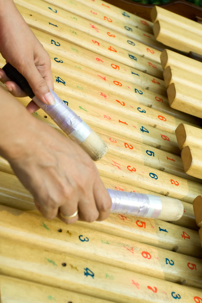 Руки грають традиційний музичний інструмент
 - Фото, зображення