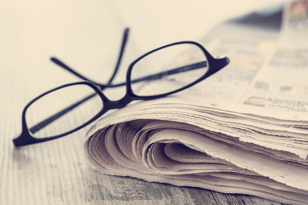 Стек газет і окулярів
 - Фото, зображення
