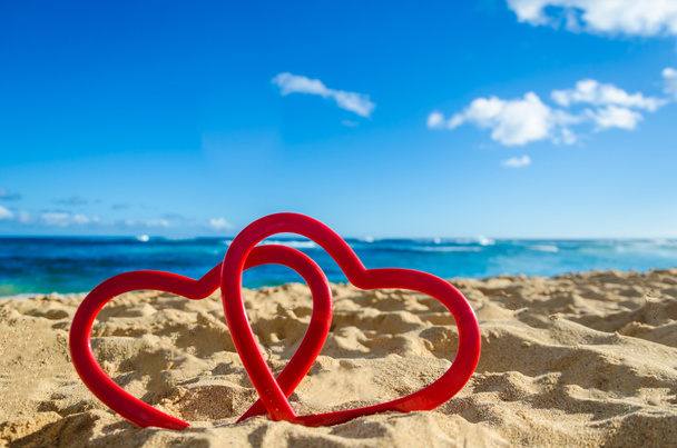 Два сердца на песчаном пляже
 - Фото, изображение