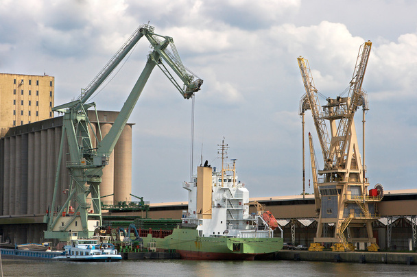 Grúa móvil en el puerto de Amberes
 - Foto, imagen