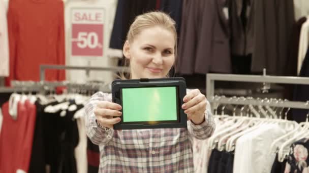 De verkoper aantoont de tablet met het groene scherm in winkelcentrum - Video