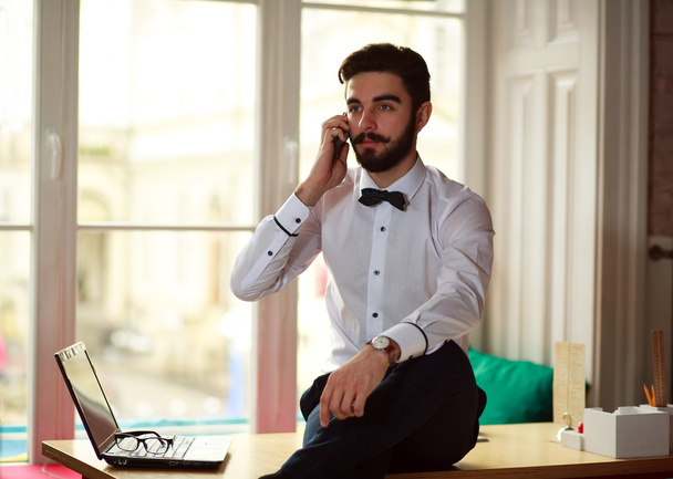 Young businessman talking on the phone at the office - Foto, imagen