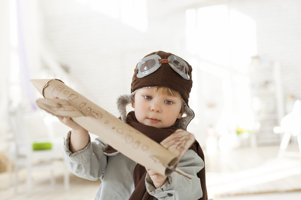 boy with airplane in hand - Fotoğraf, Görsel