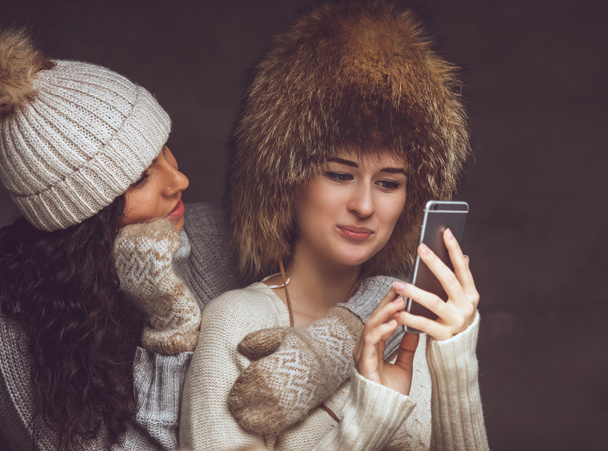 zwei Mädchen in Winterkleidung - Foto, Bild