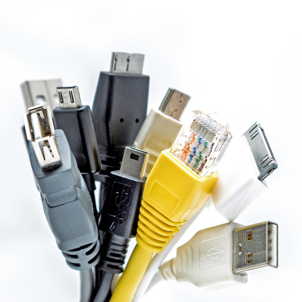 Куча компьютерных кабелей с розетками изолированы на белом фоне. Кабели USB. LAN кабель
 - Фото, изображение