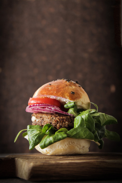 homemade veggie burger in a bun with sesame seeds of beer. delic - Foto, Imagen