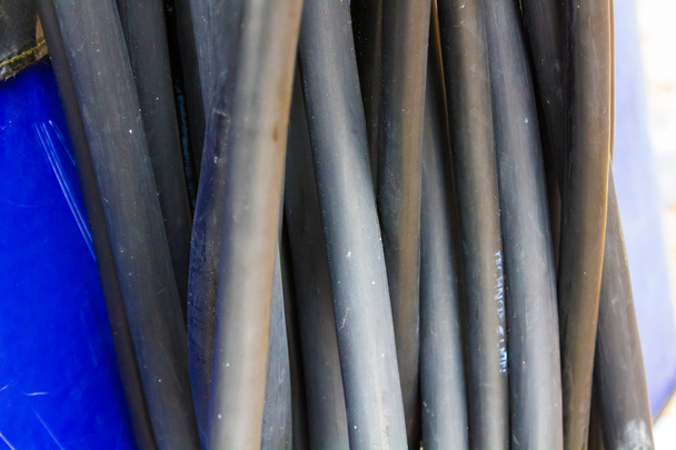 Cable negro grueso grande sobre fondo azul
 - Foto, imagen