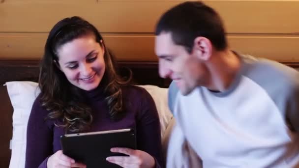 Boldog férfi és nő, a tabletta az ágyon. - Felvétel, videó
