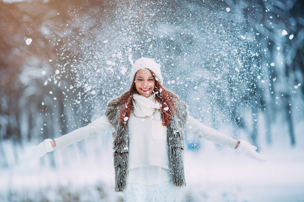 Girl playing with snow in park - Fotoğraf, Görsel