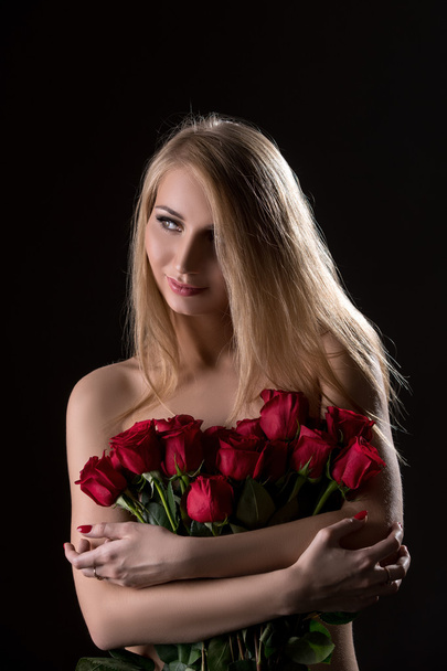Nice topless girl posing with bouquet of red roses - Fotó, kép