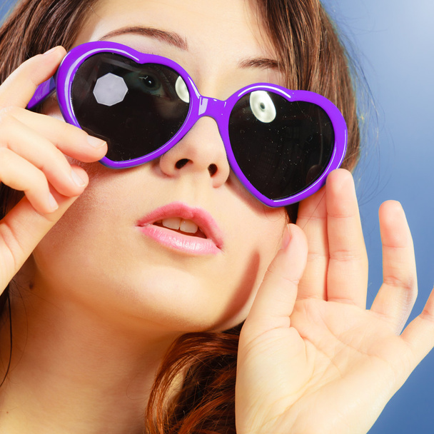 Girl in violet sunglasses portrait - Foto, immagini