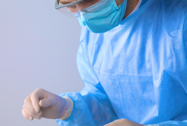 Chirurg in uniforme close-up klaar om stap - Foto, afbeelding