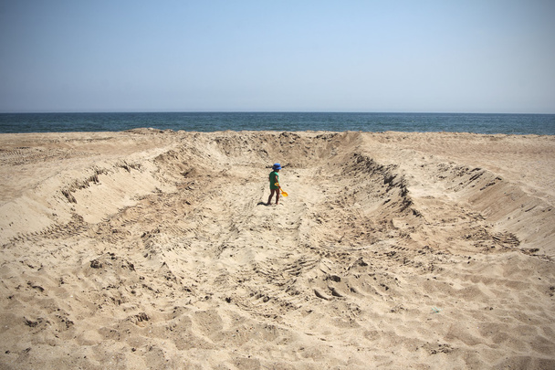 Chlapec hračka obrovskou jámu kopat lopatou - Fotografie, Obrázek