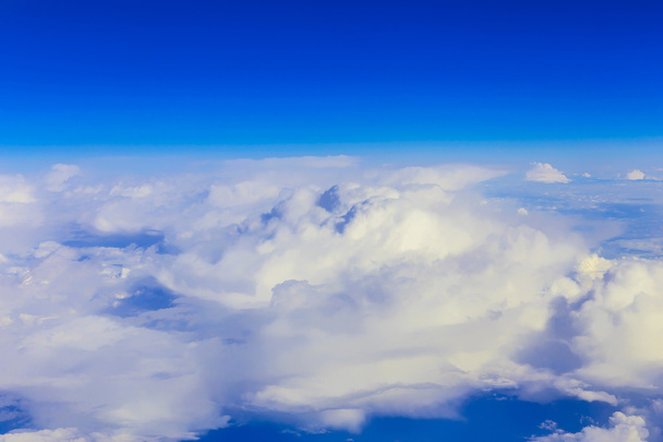 Näkymä taivaalle pilvien yläpuolella
 - Valokuva, kuva