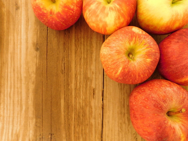 maçãs para comer na base de madeira
 - Foto, Imagem