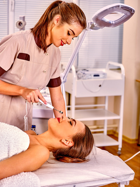 femme recevant un massage facial électrique
 - Photo, image