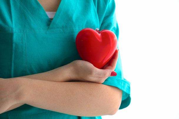 Mladá žena doktor drží červené srdce, v úřadu - Fotografie, Obrázek