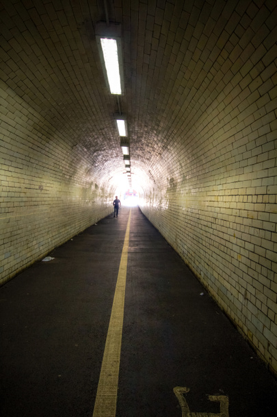 Silhouette di un uomo in un tunnel stradale
. - Foto, immagini