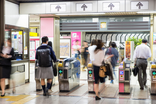 地下鉄、日本の多くの人々 の抽象的な背景をぼかした写真 - 写真・画像
