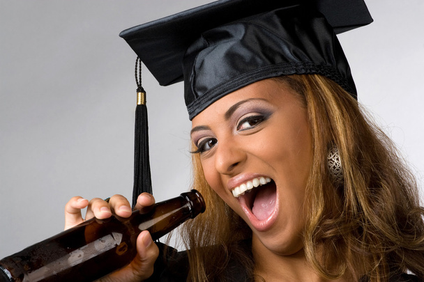 Feliz graduado bebiendo
 - Foto, Imagen