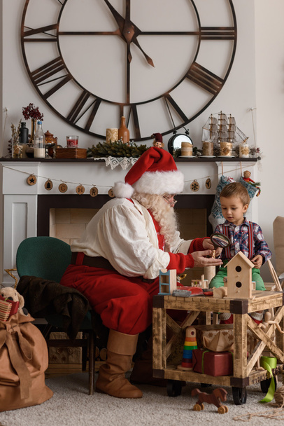 Santa Claus with Child - Foto, Bild
