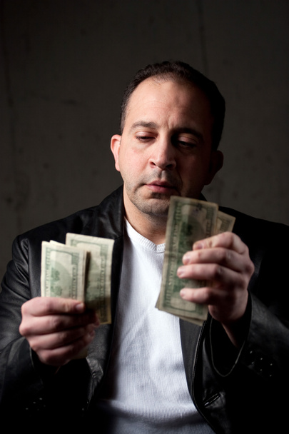Человек считает свои деньги
 - Фото, изображение