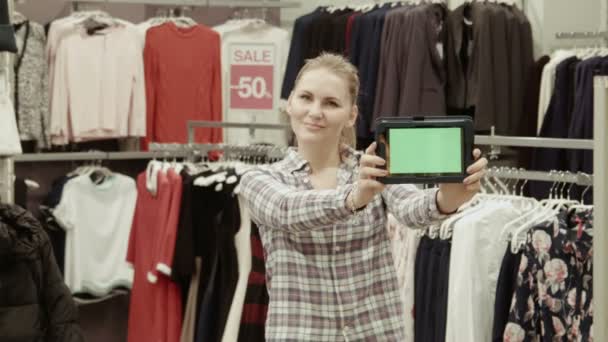 Ο πωλητής που δείχνει το δισκίο με την πράσινη οθόνη σε εμπορικό κέντρο - Πλάνα, βίντεο