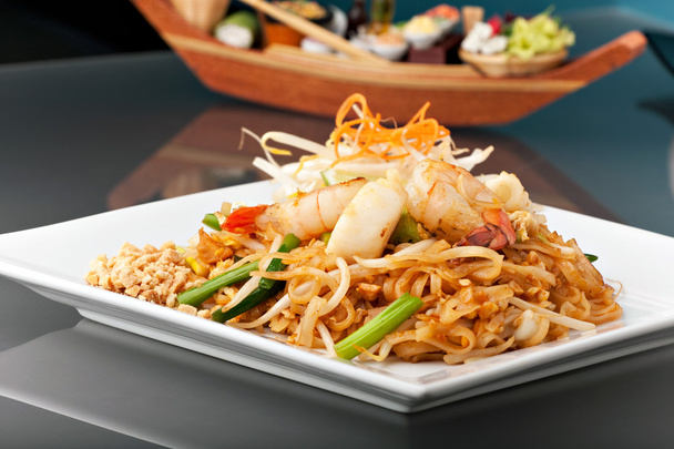 Almohadilla de mariscos tailandesa con fideos de arroz frito
 - Foto, Imagen