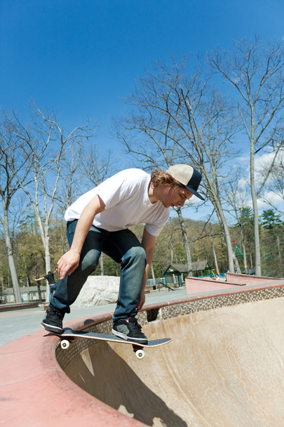 Skateboarder fällt im Skatepark in die Schüssel - Foto, Bild