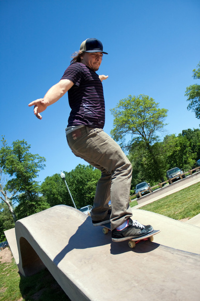Скейтбордист залізничних шліфувальних в бетон Скейт-парк - Фото, зображення