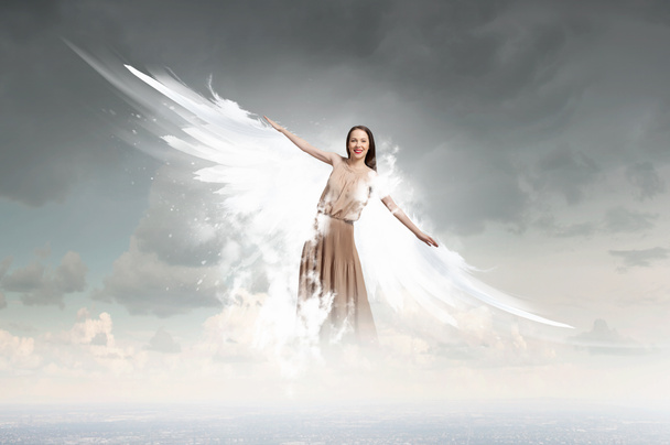 Девочка-ангел летит высоко
 - Фото, изображение