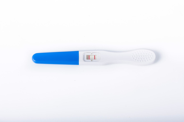  prueba de embarazo sobre fondo blanco - Foto, Imagen