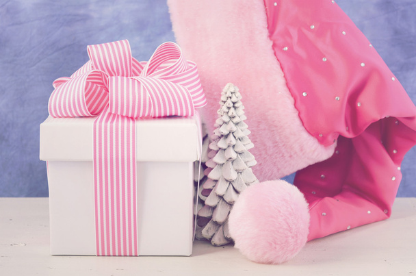 Ženské Santa Hat s darem, růžové a bílé.  - Fotografie, Obrázek
