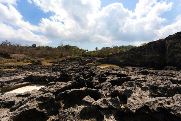 skalní formace pobřeží na ostrově Nusa Penida - Fotografie, Obrázek