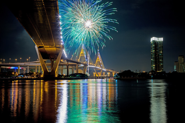 Vue du pont Bhumibol avec feux d'artifice, scène de nuit, Bangkok, Thaïlande
 - Photo, image
