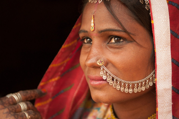Portrait of traditional Indian female in saree - Foto, afbeelding
