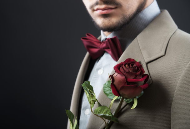 Człowiek z czerwona róża - Zdjęcie, obraz