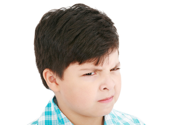 Nahaufnahme Porträt eines wütenden kleinen Jungen isoliert auf weißem Hintergrund - Foto, Bild