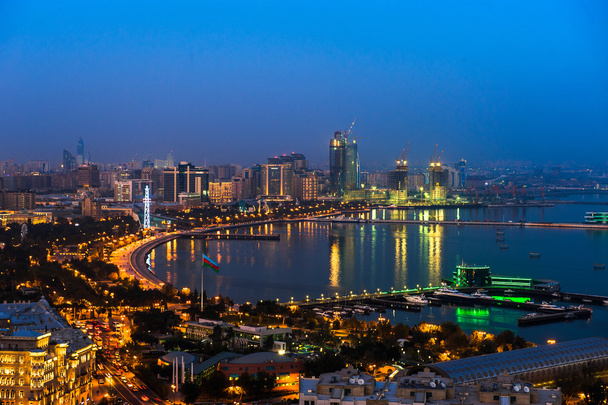 Vista noturna da cidade de Baku
 - Foto, Imagem