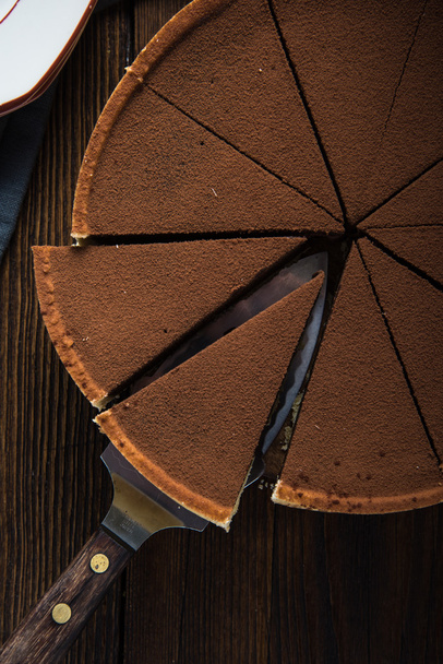 Bolo de chocolate fatiado de cima
 - Foto, Imagem