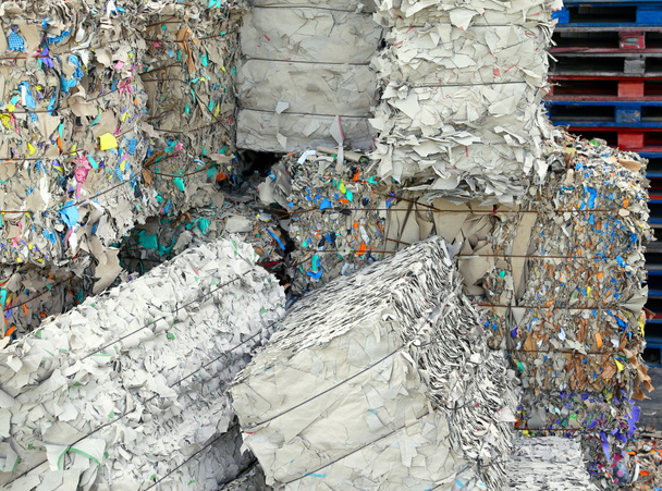 valtavia kasoja jätepaperia
 - Valokuva, kuva