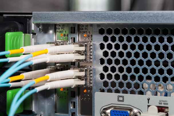 Fiber optic verbinding naar server in een datacenter - Foto, afbeelding