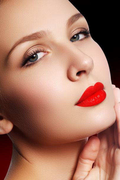 Sexy lippen. Schoonheid rode lippen make-up detail. Mooie make-up close-up. Mooie mode model meisje gezicht. Perfecte huid. Make-up. - Foto, afbeelding