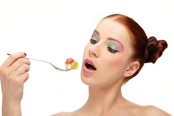 Kaunis nuori nainen syö maukasta kakkua
 - Valokuva, kuva