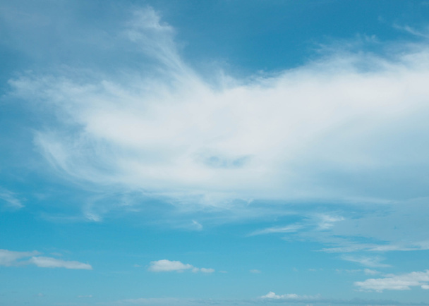 Γαλάζιο με λευκό σύννεφο - Φωτογραφία, εικόνα