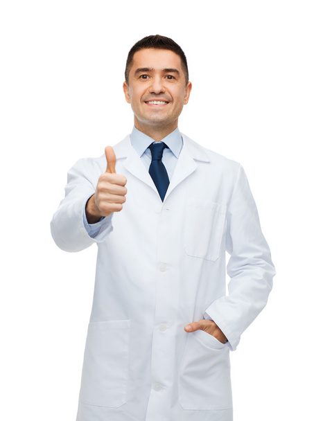 sonriente doctor en blanco abrigo mostrando los pulgares hacia arriba
 - Foto, Imagen