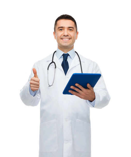 tablet pc ile beyaz montlu erkek doktor gülümseyen - Fotoğraf, Görsel